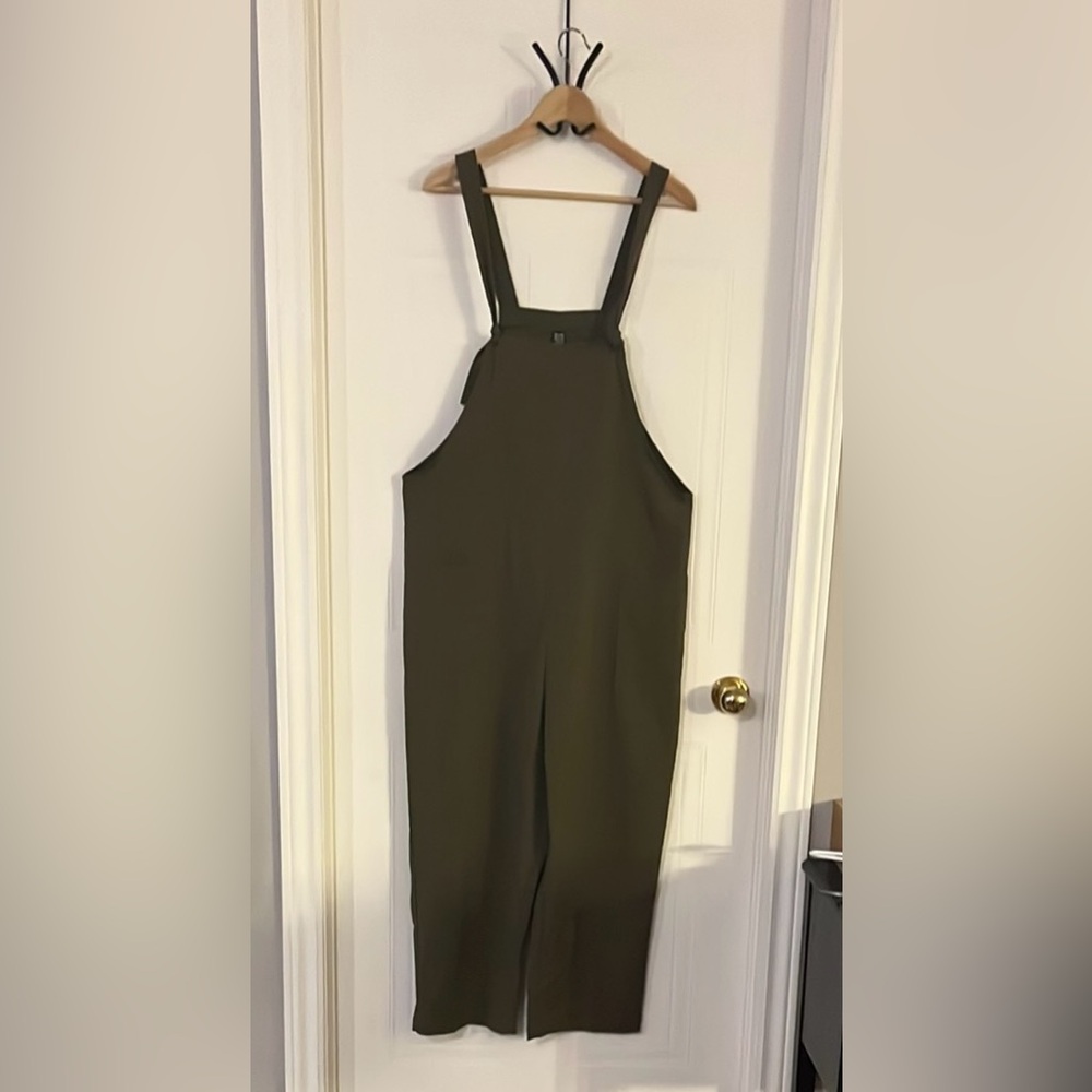 # 89- Elegant Green Jumpsuit with Tailored Silhouette